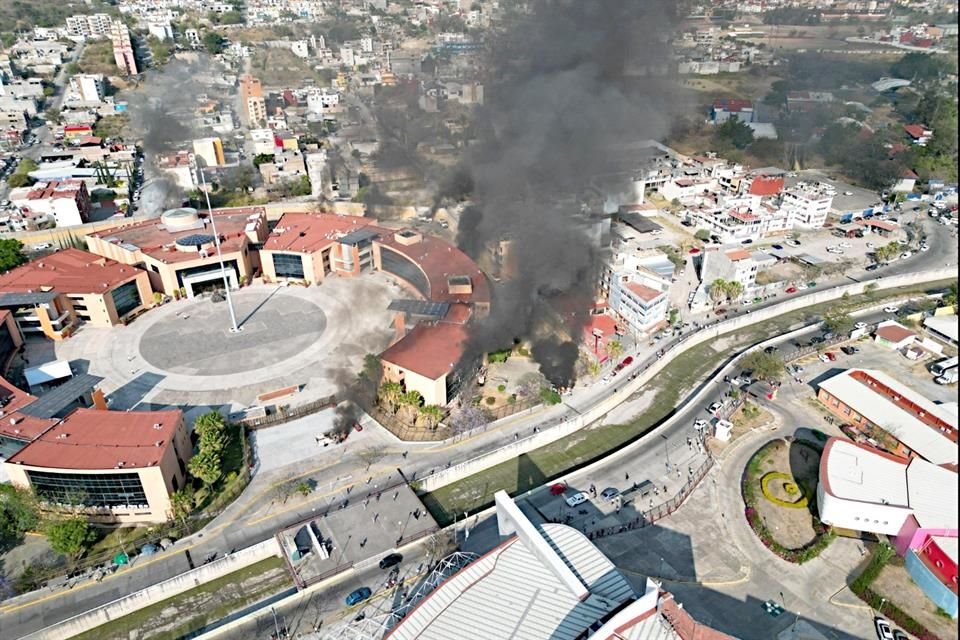 Normalistas de Ayotzinapa atacaron con petardos oficinas del Palacio de Gobierno de Guerrero y provocaron incendio de edificio y vehículos.