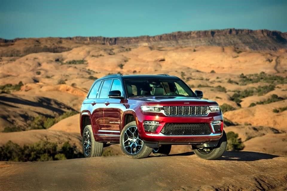 Tiene cámara de off-road y visión nocturna con detección de peatones y animales.