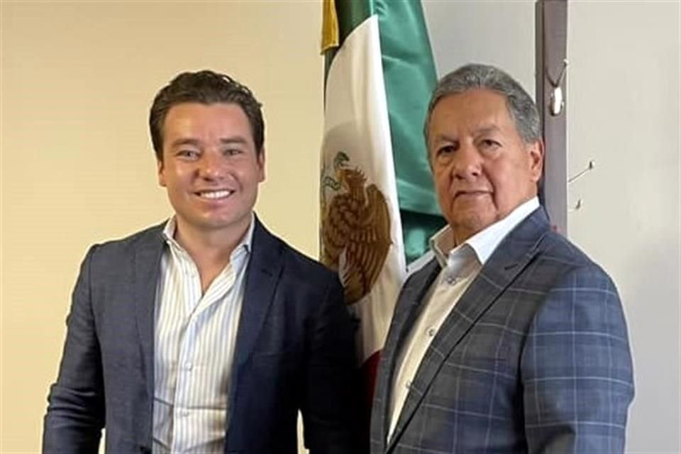 Jorge Álvarez Bringas contenderá por Morena para la Alcaldía de Huixquilucan; en la imagen, aparece acompañado de Higinio Martínez, uno de los líderes de Morena en la entidad.