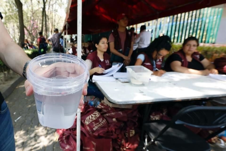 Desde el 31 de marzo, la Benito Juárez acumula 300 reportes de agua con olor a químico en ocho colonias de la demarcación; vecinos señalan enfermedades.