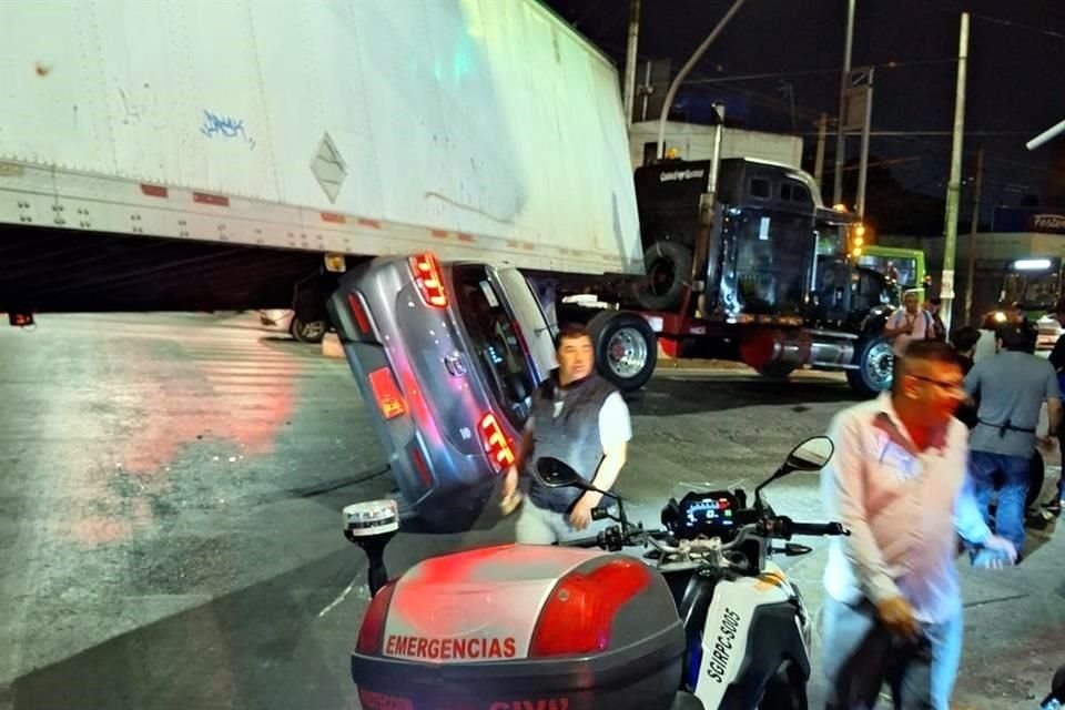 El conductor de un vehículo quedó debajo de un tráiler que se volcó encima de él, en la Colonia Nueva Tenochtitlan, en la Gustavo A. Madero.