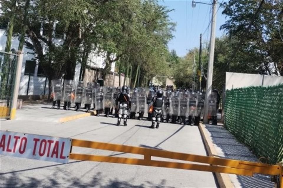 Desde la mañana de este martes, medio millar de elementos del Ejército y Guardia Nacional con equipo antimotín se posicionaron en los accesos principales del edificio.