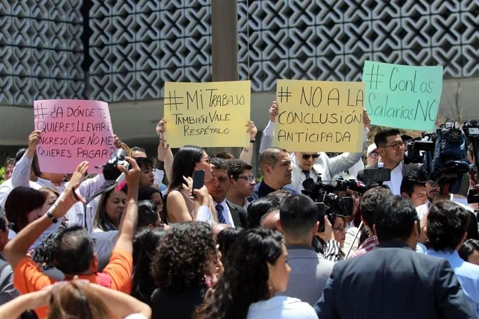 Manifestantes piden que se discuta de urgente y obvia resolución el punto de acuerdo de la diputada Susana Prieto, que pide respetar los contratos.