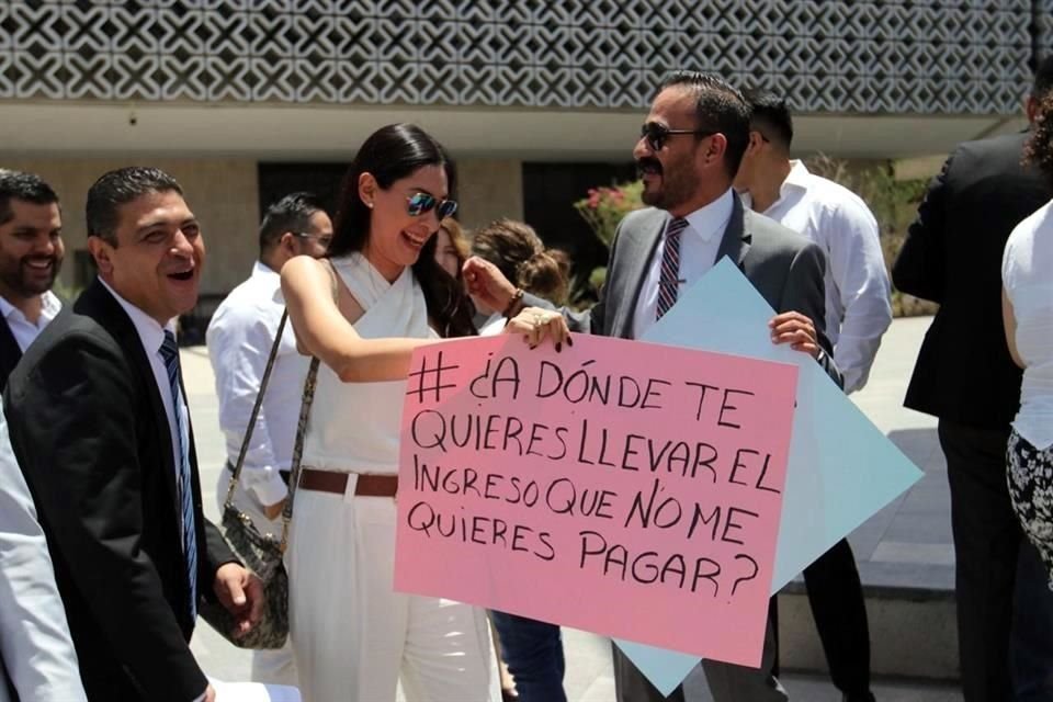 Manifestantes piden que se discuta de urgente y obvia resolución el punto de acuerdo de la diputada Susana Prieto, que pide respetar los contratos.