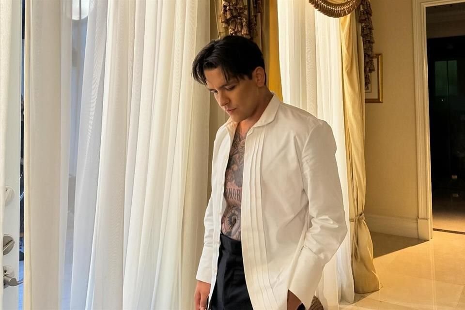 El cantante sorprendió con un nuevo estilo.