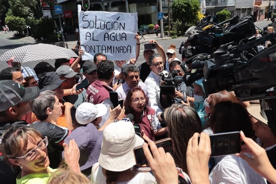 '¡Agua contaminada! ¡Agua contaminada!', corean.