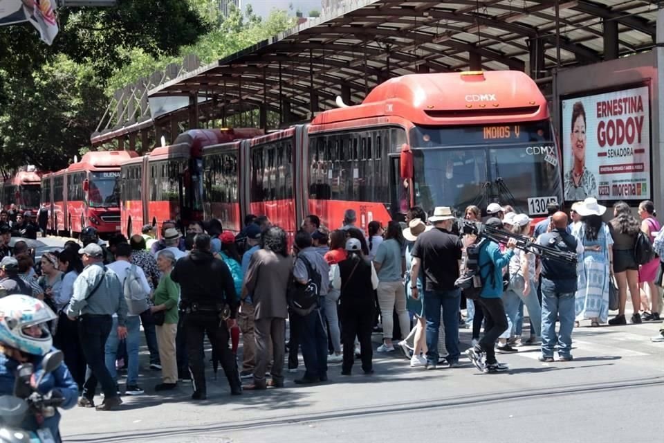 Los carriles en ambos sentidos de Insurgentes permanecen bloqueados, por lo que la Línea 1 del Metrobús se severamente afectada.