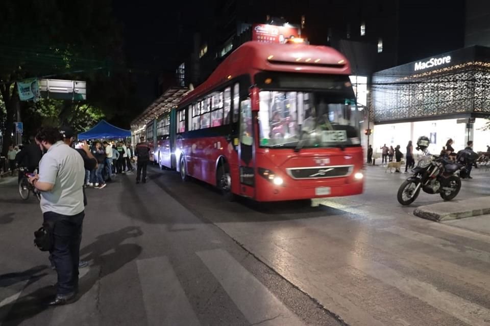 Luego de 9 horas, vecinos retiraron el bloqueo sobre Insurgentes.