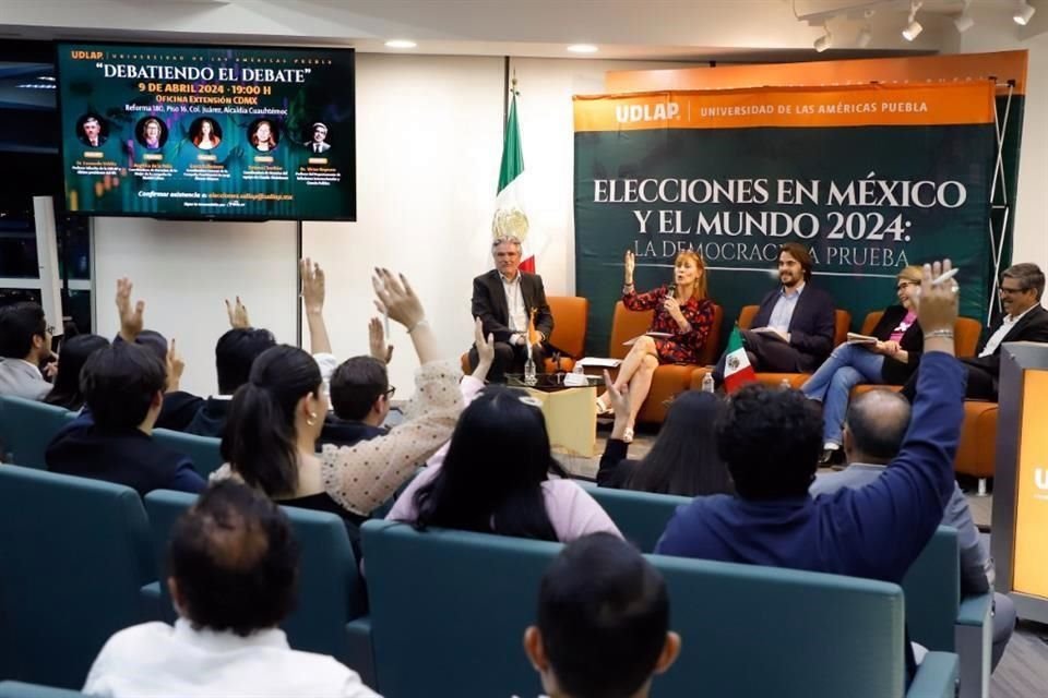 En el Foro de la  UDLAP, 'Debatiendo el Debate', participaron Tatiana Clouthier, Braulio López Ochoa y Angélica de la Peña.