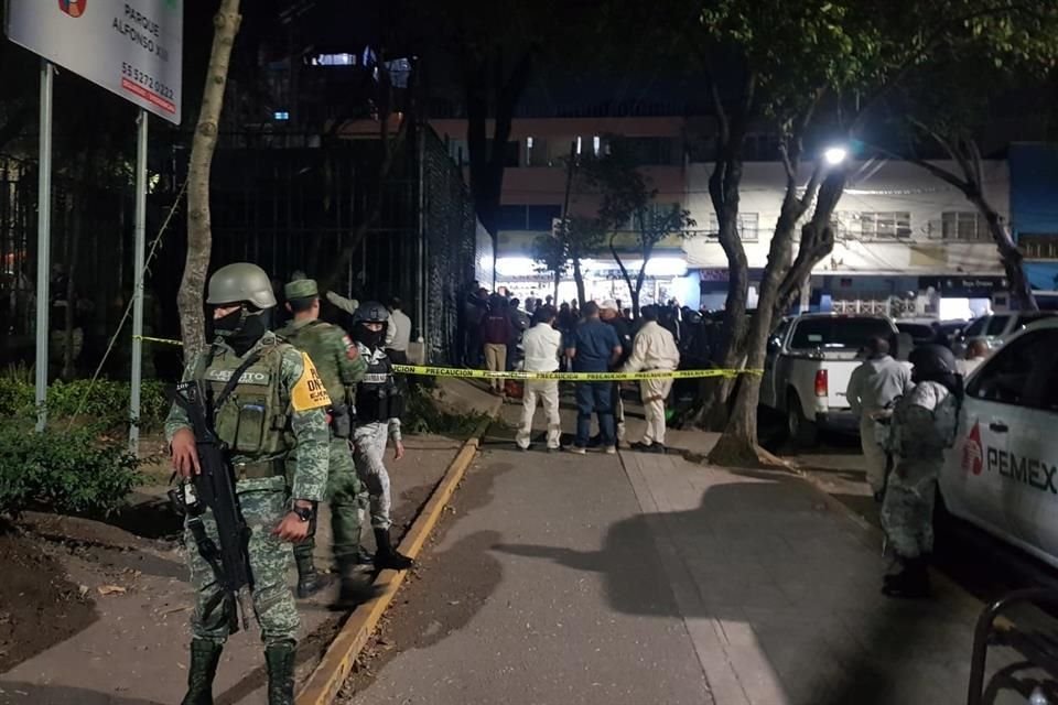 De acuerdo con la líder vecinal, alrededor de las 19:30, personal de Sacmex y de Pemex se apersonaron en el pozo para hacer una toma profunda.
