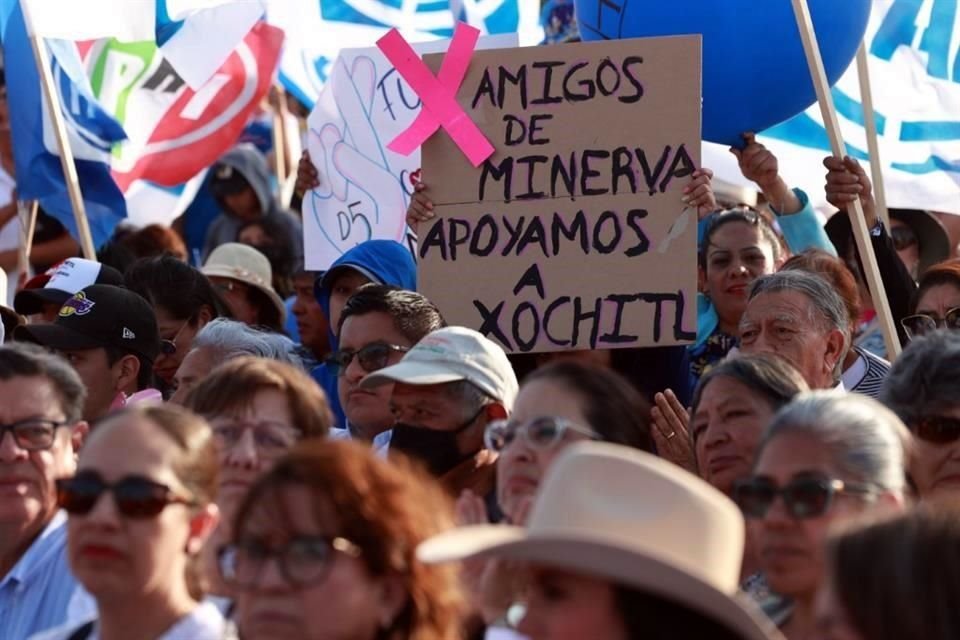 La candidata de Oposición recibió apoyo con pancartas, así como banderas del PAN, PRI y PRD, partidos que la abanderan.