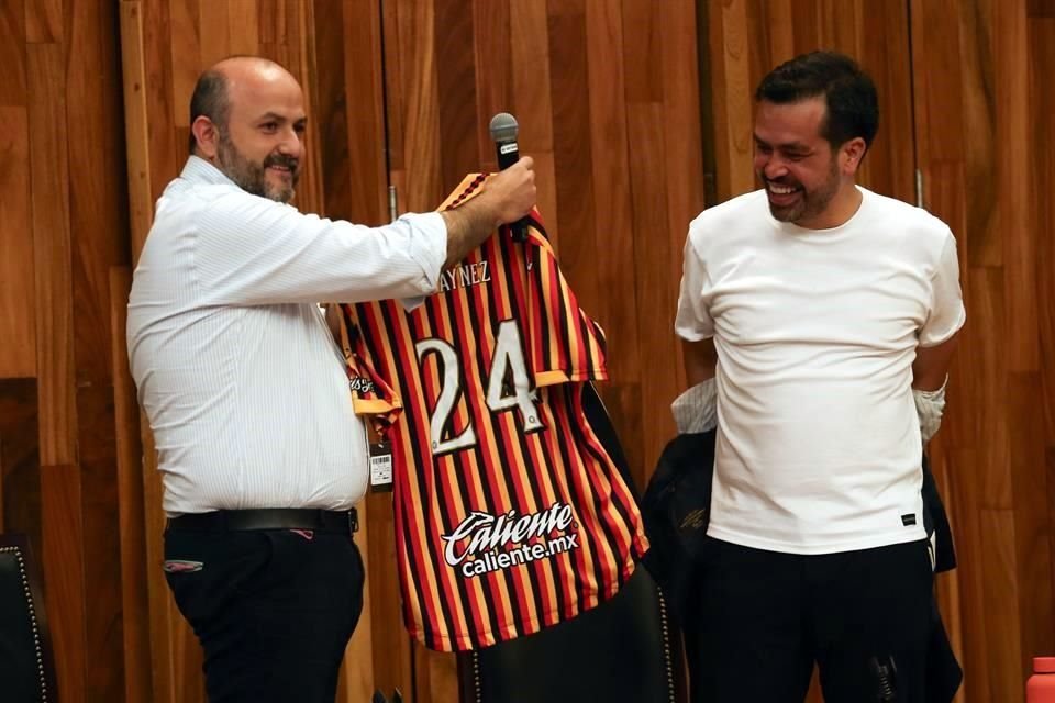 Álvarez Máynez recibe de parte del Rector de la UdeG Ricardo Villanueva una playera del equipo de futbol de la Liga de Expansión MX, Leones Negros.