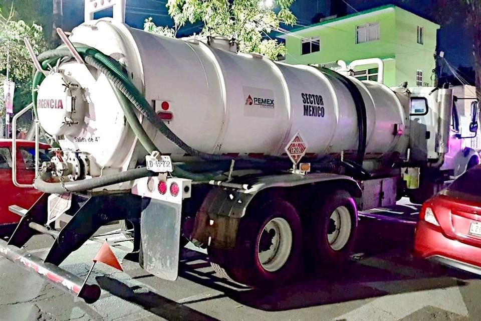 Un camión vactor con equipo para limpiar tomas clandestinas de hidrocarburos llegó al pozo.