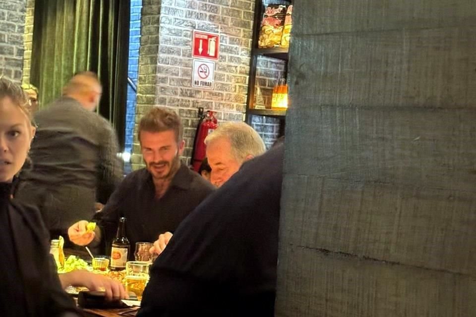 David Beckham fue visto comiendo en un restaurante de San Pedro.