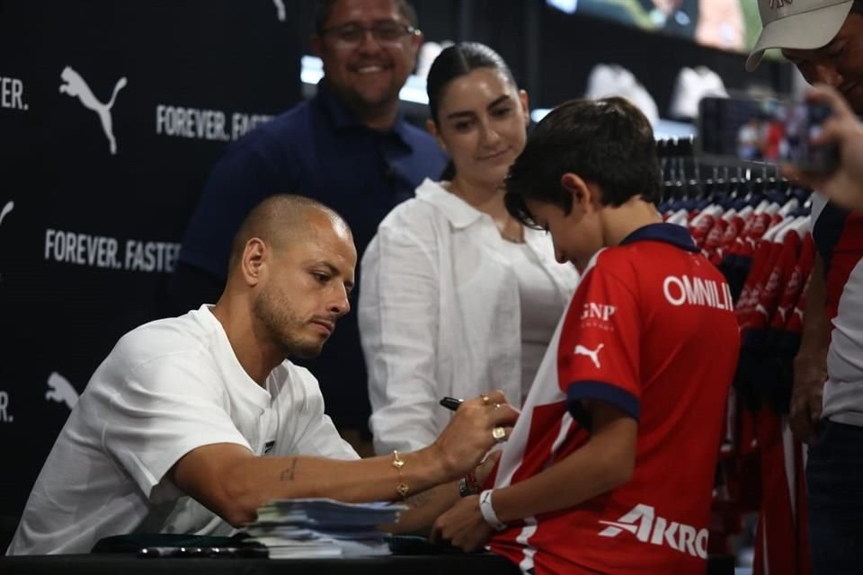 'Chicharito' firmó autógrafos en una tienda deportiva del centro comercial La Perla, en Zapopan, en donde provocó muchas emociones.