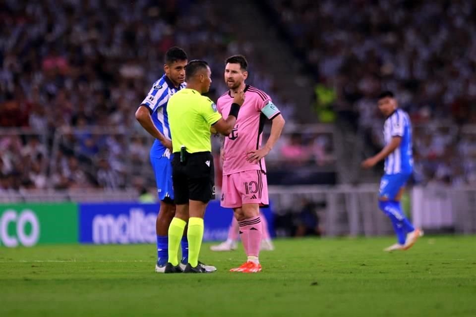 Messi poco pudo hacer contra el Monterrey.