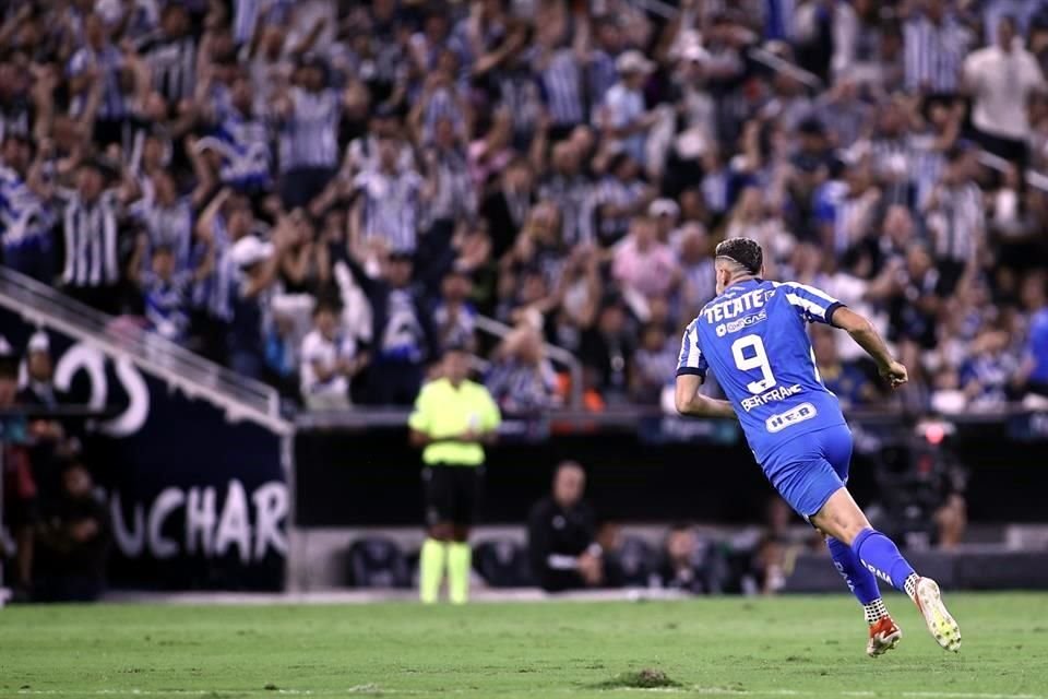 Berterame corrió a celebrar con la afición rayada.