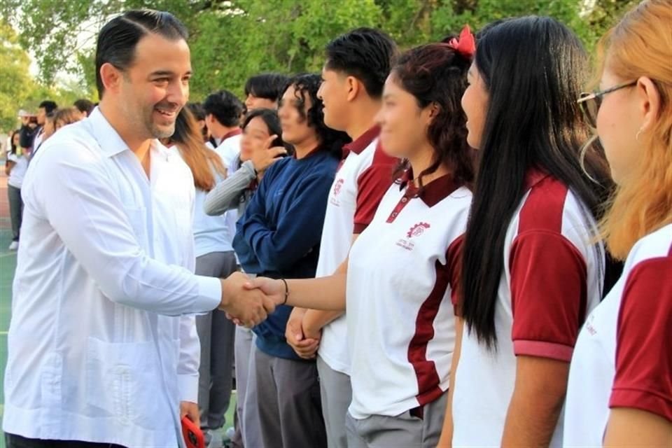 Después de asumir como Alcalde interino, Pablo Gutiérrez asistió al CBTIS 111 a la ceremonia por el 235 Aniversario del Natalicio de Leona Vicario.