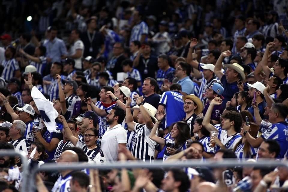 El ambiente en el Estadio Monterrey fue una verdadera fiesta incluso después de acabado el partido.