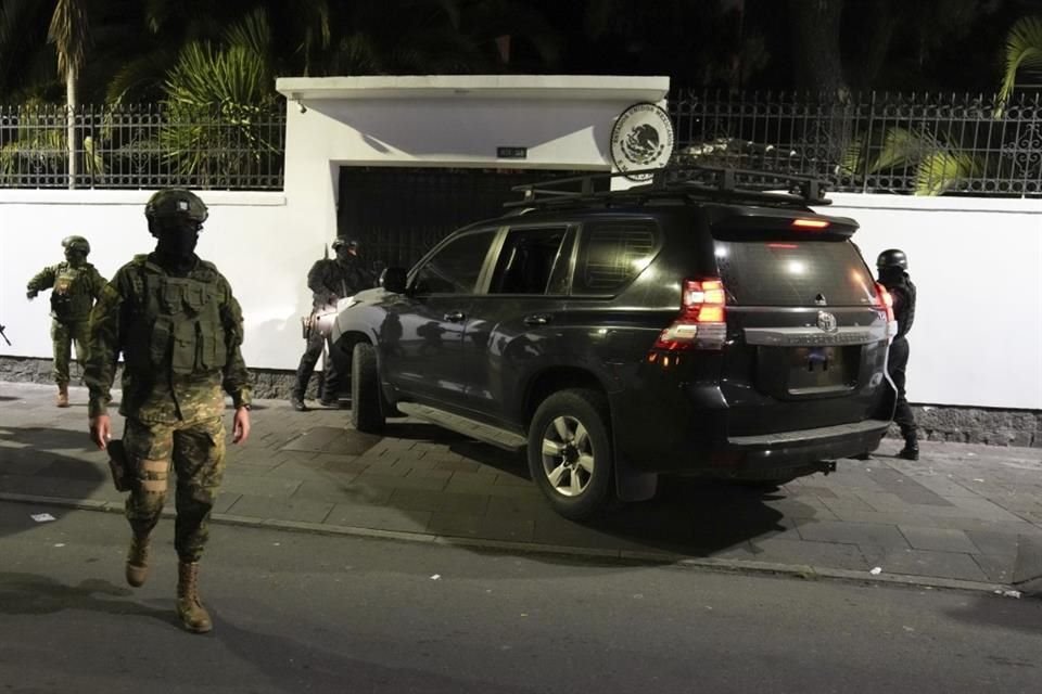 La Policía ecuatoriana intenta entrar por la fuerza en la Embajada de México en Quito, Ecuador, el 5 de abril de 2024.