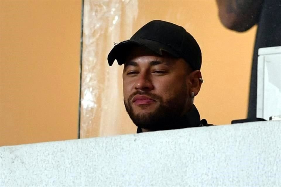 Neymar vio a su equipo ganar desde la tribuna.