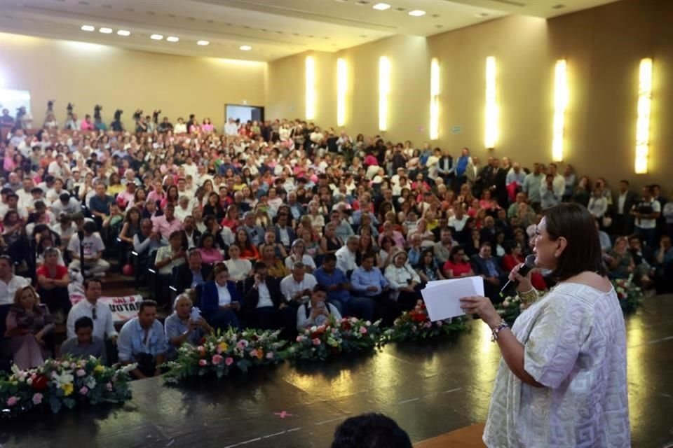 Más tarde, se reunió con simpatizantes en un auditorio en Atizapán.