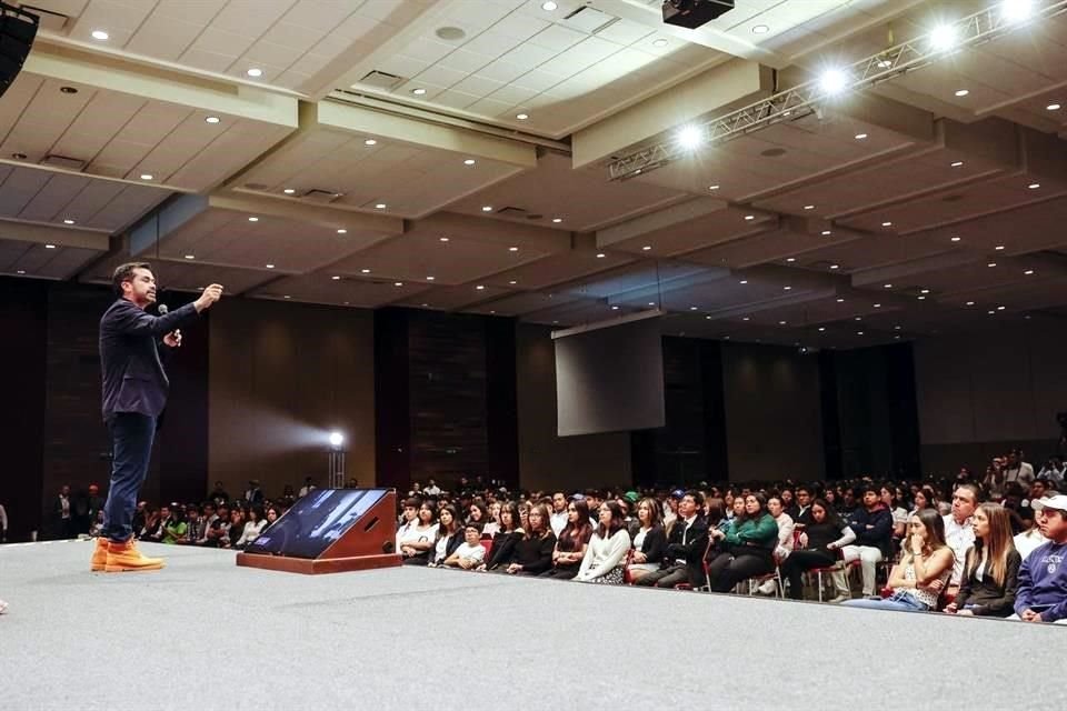 Máynez realizó un evento frente a universitarios y académicos de la UPAEP.