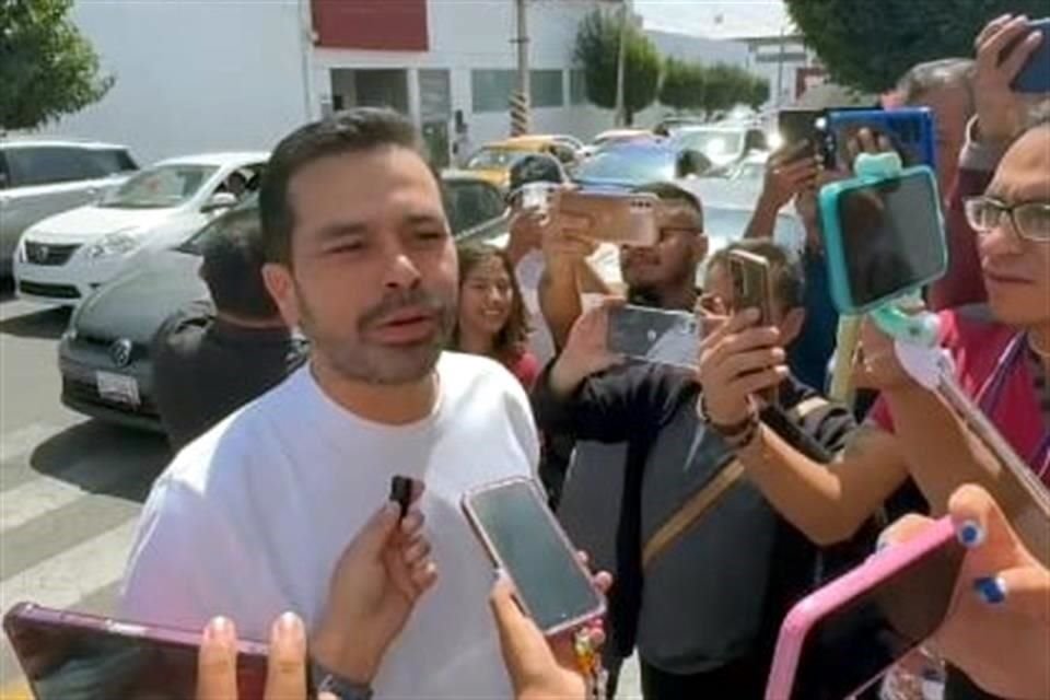 'Vino una candidata a decir que iba a combatir el huachicol y en el mitin tenía a lado huachicoleros', acusó Máynez.