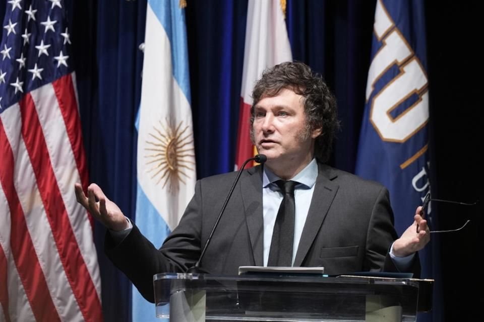 El Presidente de Argentina, Javier Milei, habla con estudiantes en Florida el 11 de abril.