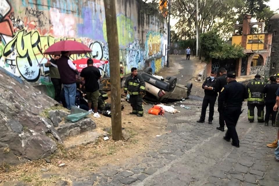 Dos adultos muertos y cinco lesionados -entre ellos tres menores de edad-, dejó la volcadura de un auto en el km 22 de la carretera federal a Cuernavaca.