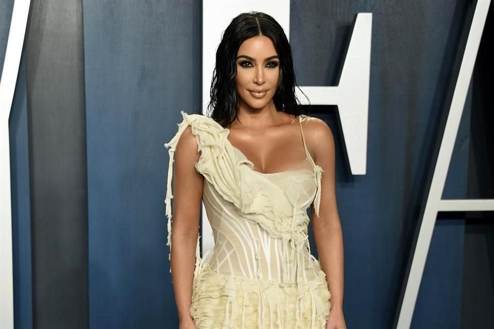 Incluye la revista Forbes por primera vez a Kim Kardashian en su lista anual de multimillonarios; la socialité prepara nueva línea de belleza.