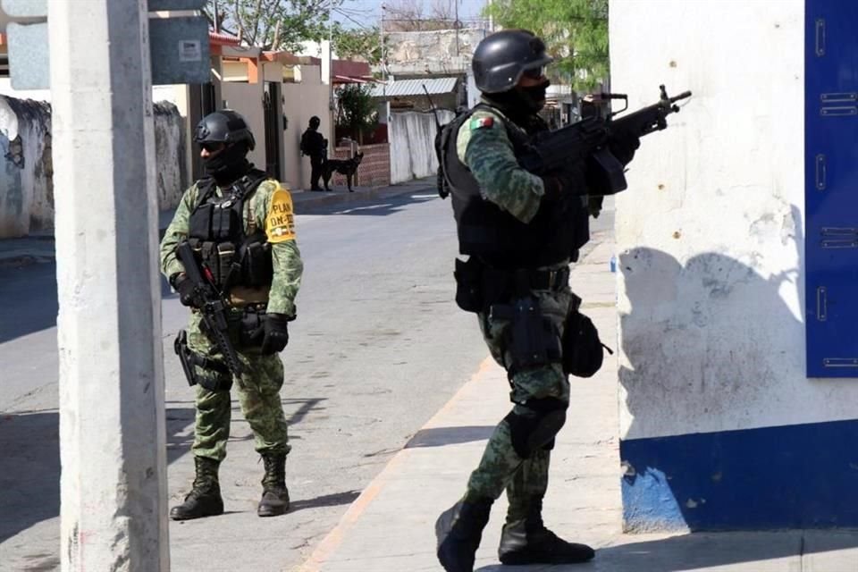 Habitantes del sector mencionaron estar sorprendidos del despliegue de militares por tierra y aire que inició alrededor de las 10:00 horas.