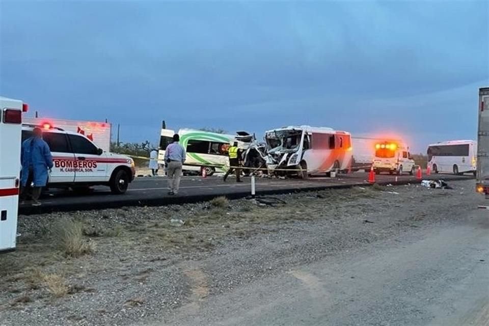 Según reportes, en el percance chocaron un camión que transportaba a trabajadores de una mina y una camioneta tipo van del sector turístico.