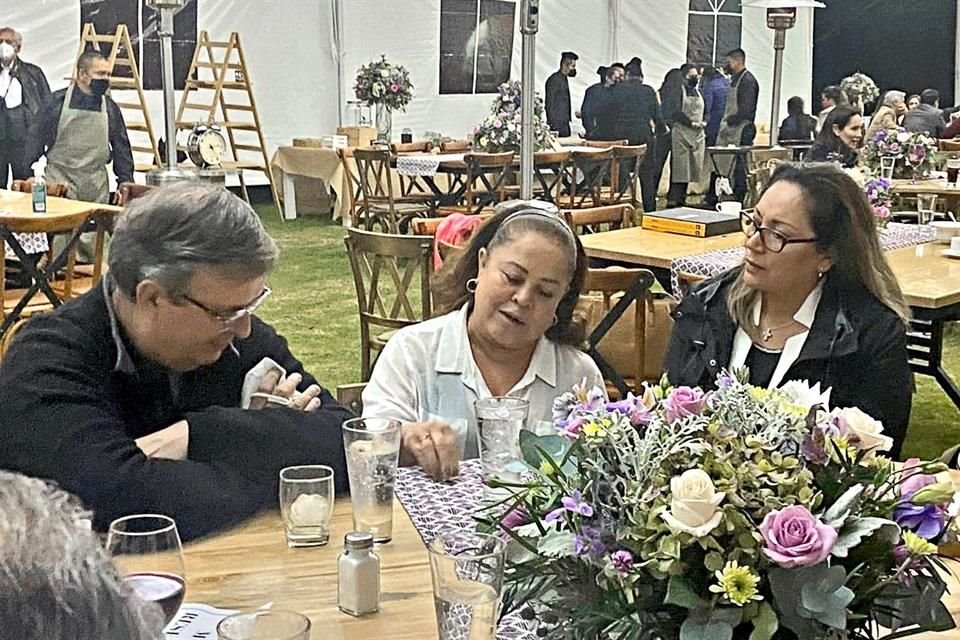 Ebrard durante su destape con Nunila Pedraza (centro), colaboradora y actual operadora de Morena en Edomex.