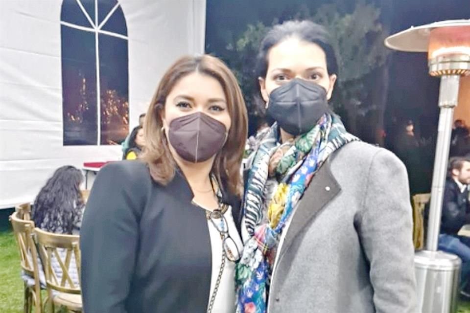 Fátima Cruz Peláez, próxima legisladora, y Rosalinda Bueso, esposa de Ebrard.