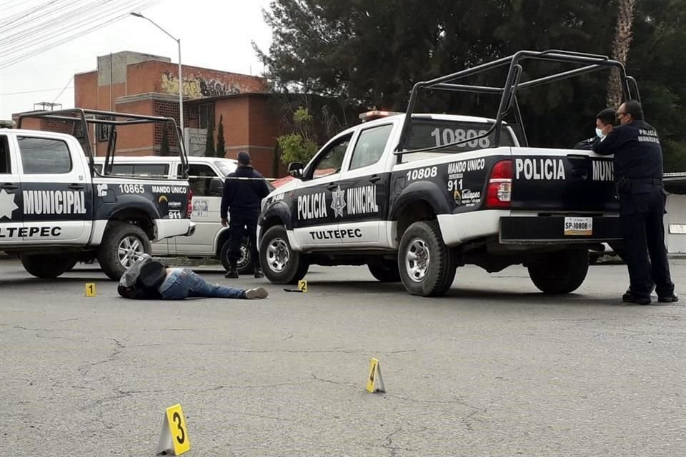 El sujeto quedó tirado a mitad de calle, mientras que sus secuaces huyeron en una motoneta.