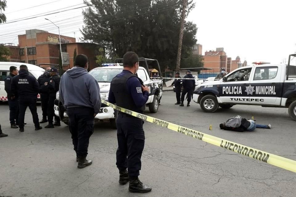 Con un arma de municiones amagó a las personas que iban a bordo para robarles sus objetos de valor.