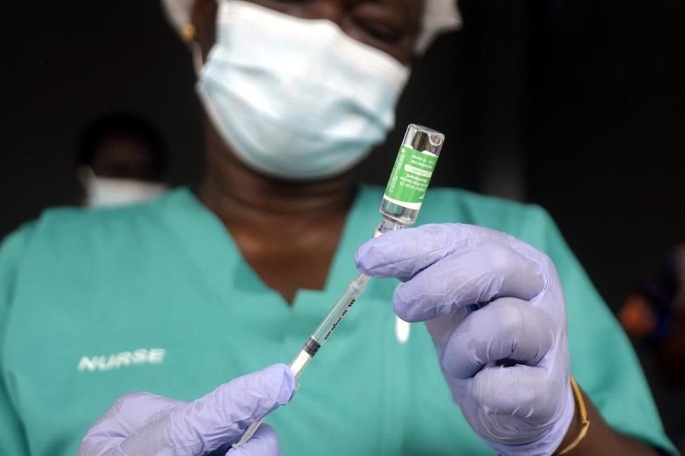 La versión de la vacuna de AstraZeneca fabricada por el Instituto Serum en India no es aceptada por la UE, pese a que la OMS sí la reconoce.