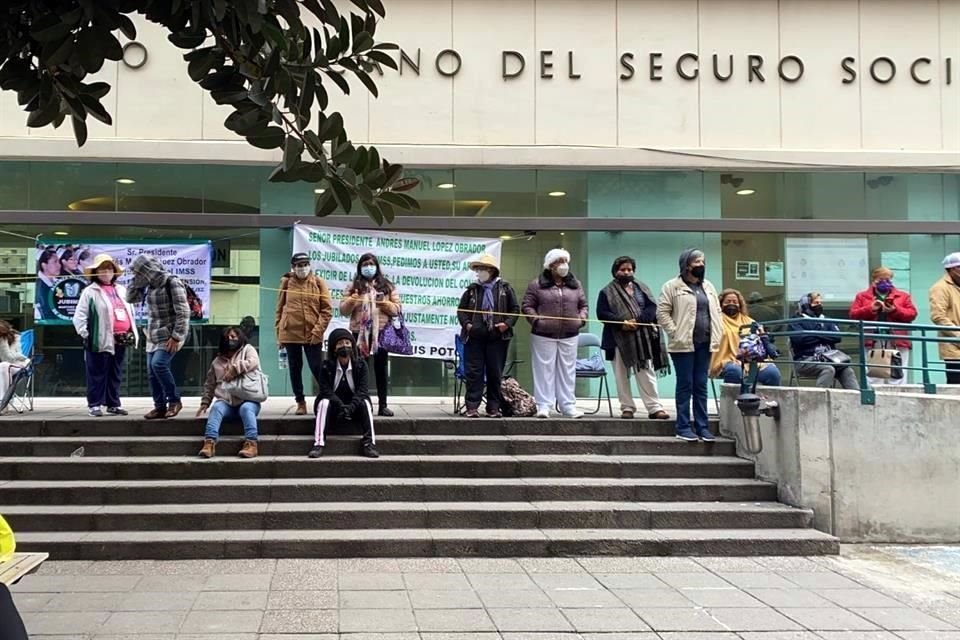 Los protestantes exigen que se les regresen sus ahorros de cesantía y vejez, pues acusan que desde noviembre de 2015 no les han sido entregados.