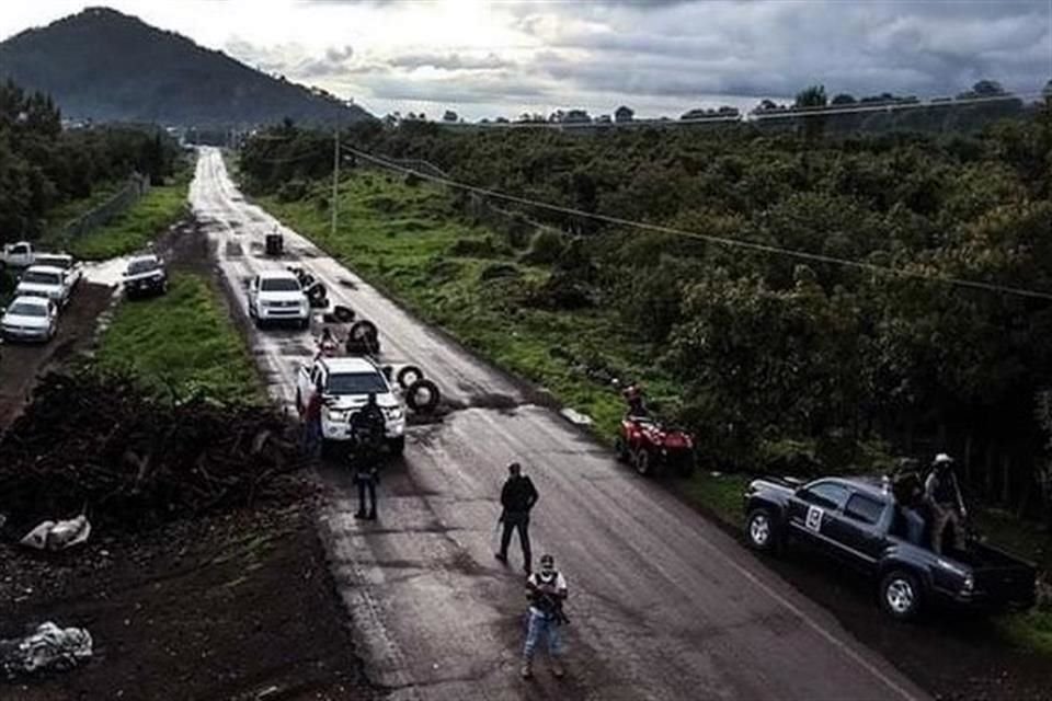 La mesa entre autoridades y pobladores en Aguililla fue suspendida, porque no se cumple exigencia de que Ejército vigile y libere caminos.