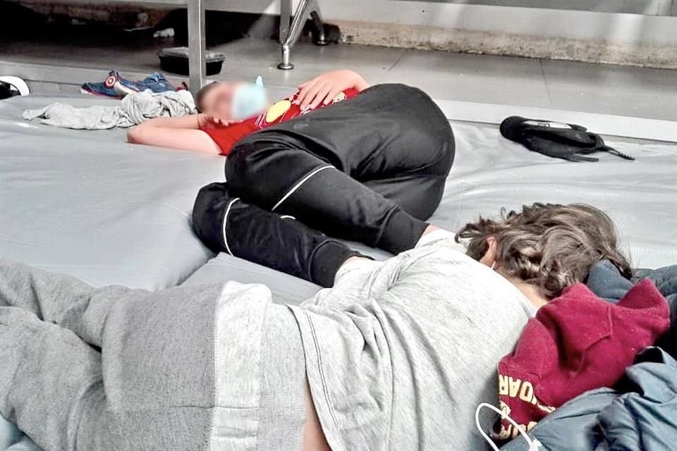 La habitación de la Terminal 2 del AICM fue adaptada con literas y colchonetas en los pisos.