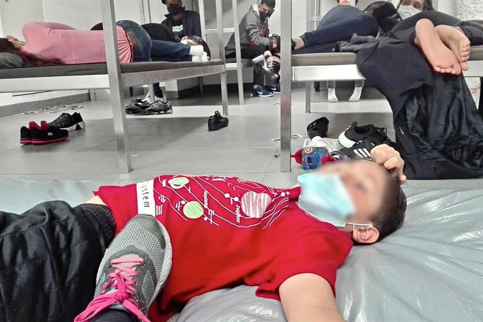 Miguel Beltrán y Natalia Caruso, así como sus dos hijos, de 5 y 10 años de edad, de origen colombiano, permanecieron por horas en un espacio con literas, sillas metálicas y sin ventanas.