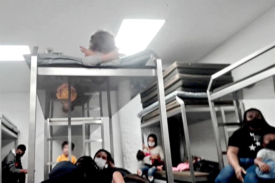 En una sala del Aeropuerto Internacional de la Ciudad de México fueron encerrados más de 50 personas, entre ellos 15 menores