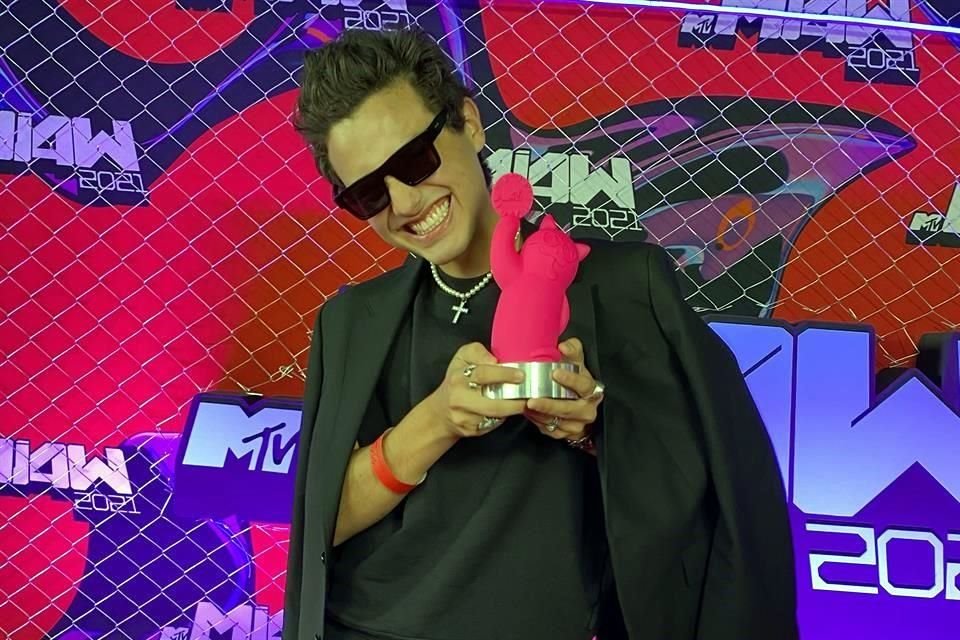 Humberto fue reconocido anoche como el Artista Emergente en los premios MTV Miaw Awards.