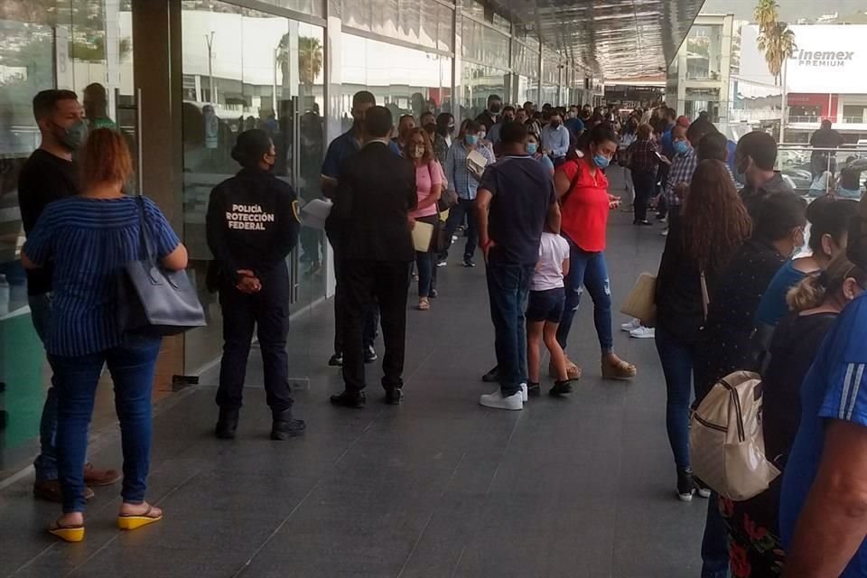 AFUERA. En las oficinas centrales de la SRE, en Paseo Tec, hubo filas de hasta 200 personas para tramitar pasaportes.