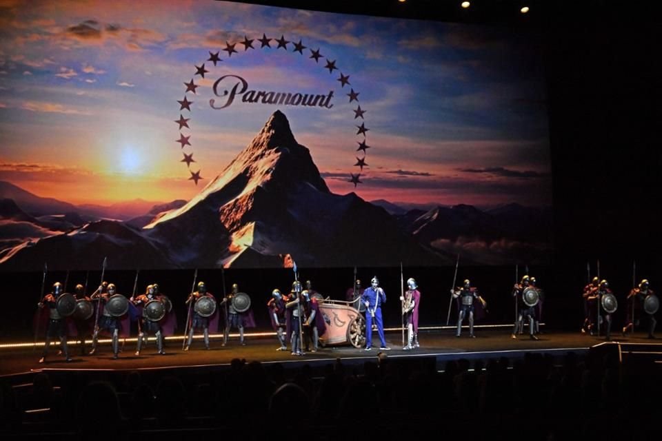 Chris Aronson, presidente de distribución nacional de Paramount Pictures, llega al escenario vestido de gladiador durante la presentación.