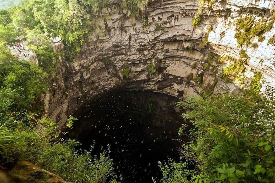 El Sótano de Las Golondrinas, un abismo natural localizado en el Pueblo Mágico de Aquismón, en San Luis Potosí.