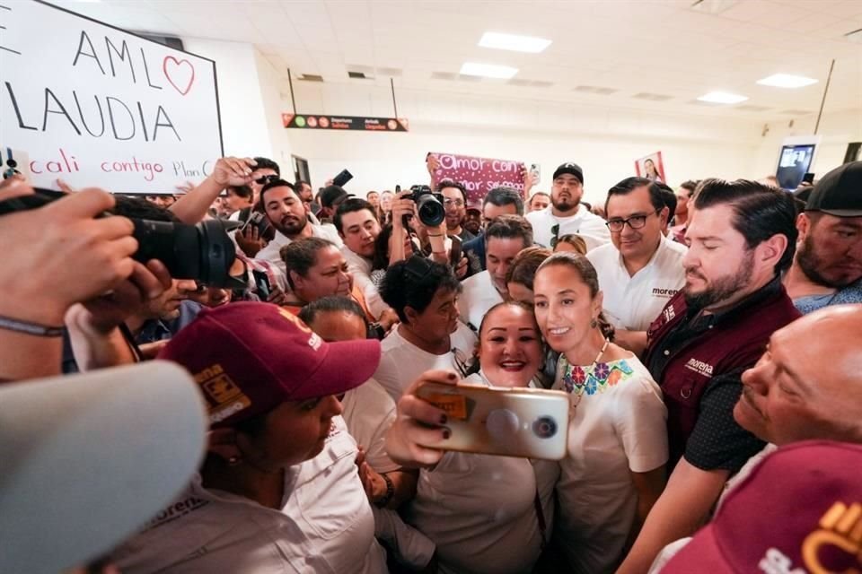 La candidata presidencial de Morena-PT-PVEM fue recibida por simpatizantes en el aeropuerto.