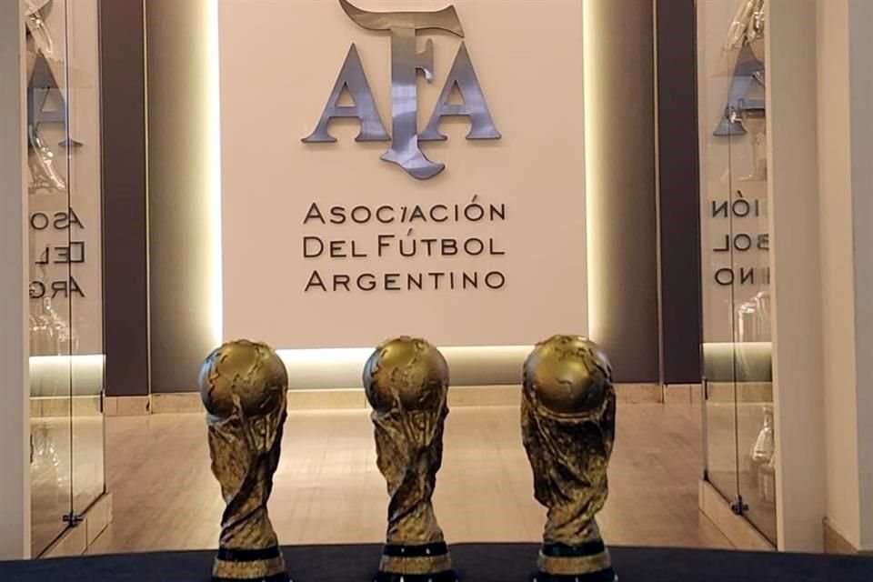 El arquitecto mexicano Mariano Fregoso Ruiz donó a la Asociación del Futbol Argentino tres réplicas de los trofeos de las Copas del Mundo de 1978, 1986 y 2022.