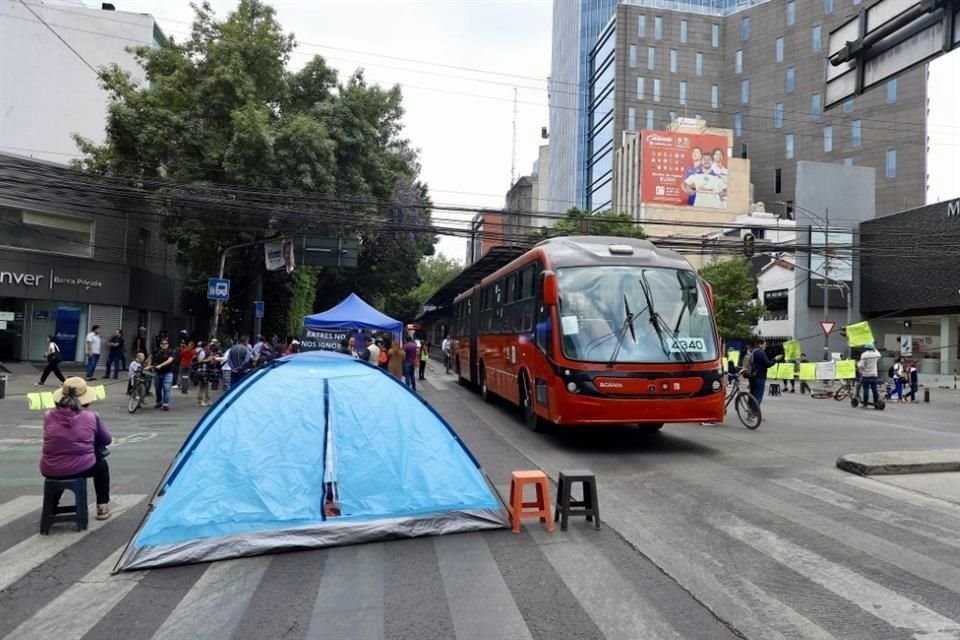 Vecinos mantienen un bloqueo en Insurgentes y Xola por el agua contaminada en Benito Juárez.